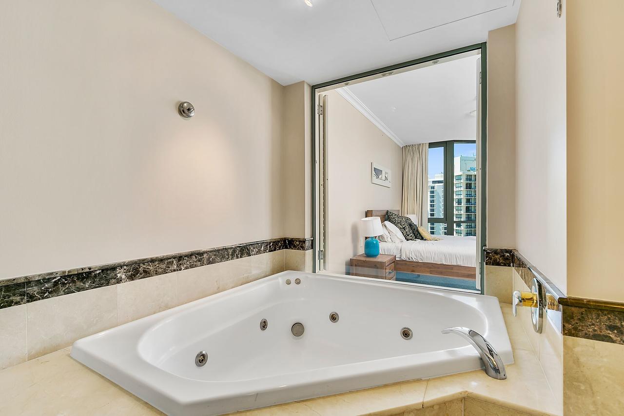Legends 1 Bedroom Spa Suite - We Accommodate Gold Coast Exterior photo